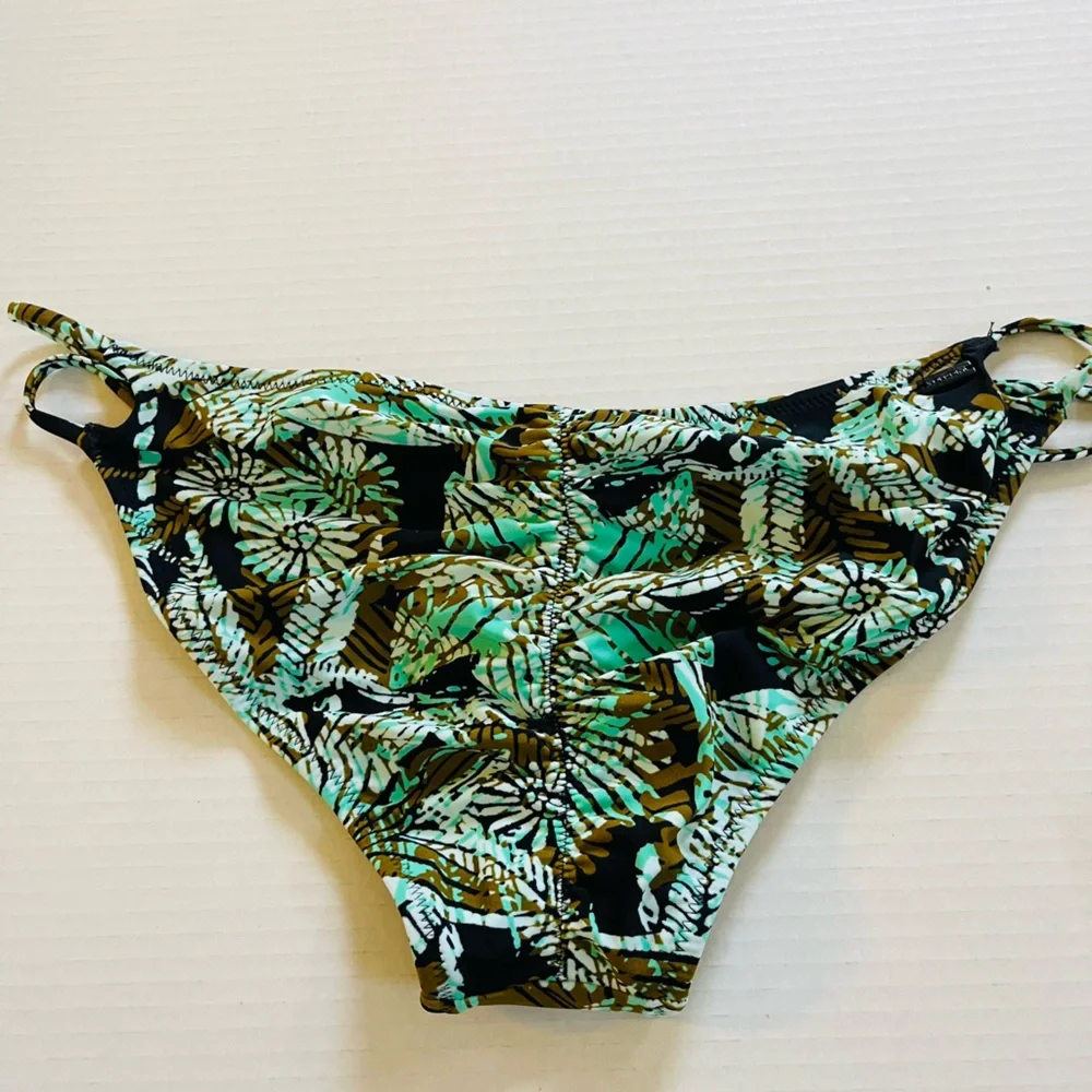 New! Volcom women's bikini bottoms with a tropical or leaf print pattern. Large
